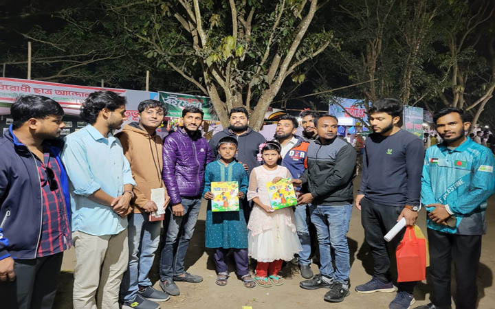 ভাষার মাসে ইবি ছাত্রদল নেতার বই বিতরণ